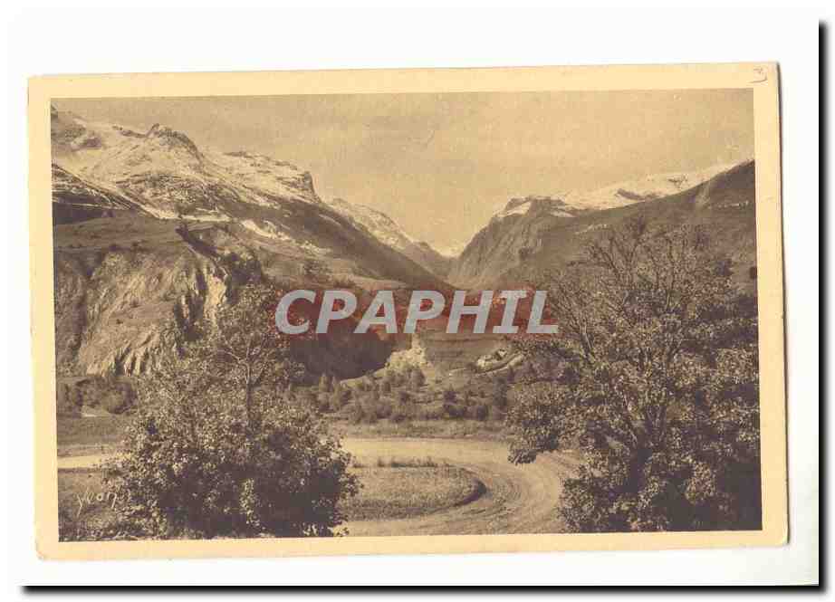 Vallée enneigée — vue panoramique — éditeur non identifié