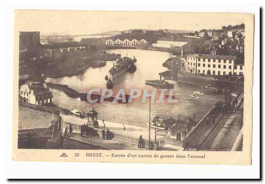 Brest CPA Entree d'un navire de guerre dans l'arsenal (bateaux)