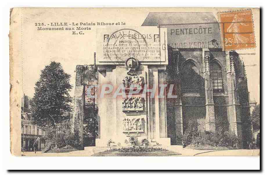 Lille CPA Le palais Rihour et le monument aux morts