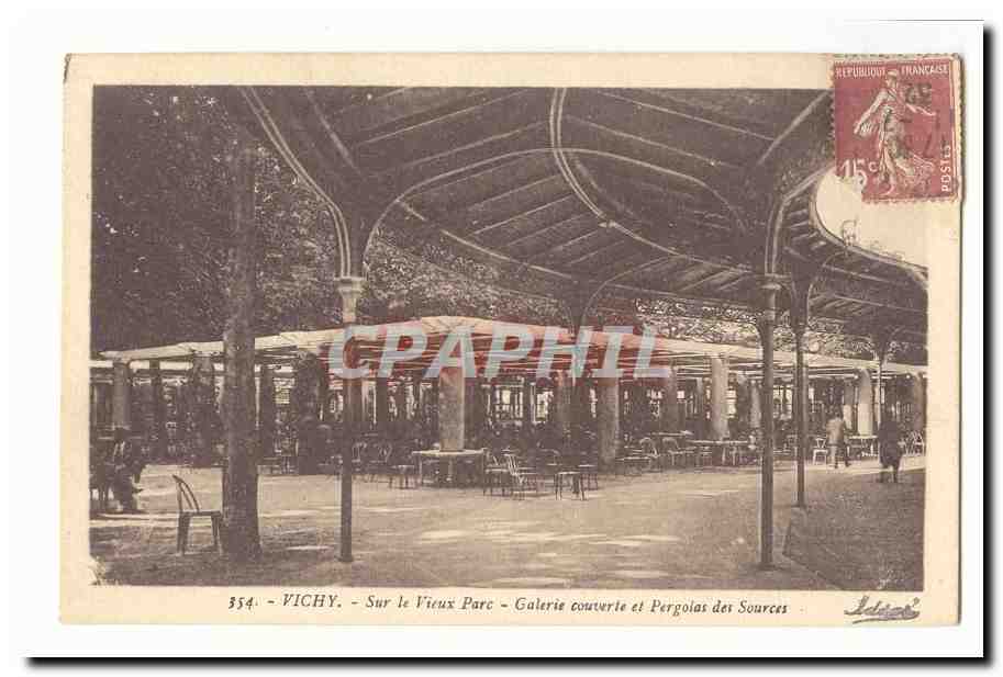 Vichy CPA Sur le vieux parc Galerie couverte et Pergolas des sources