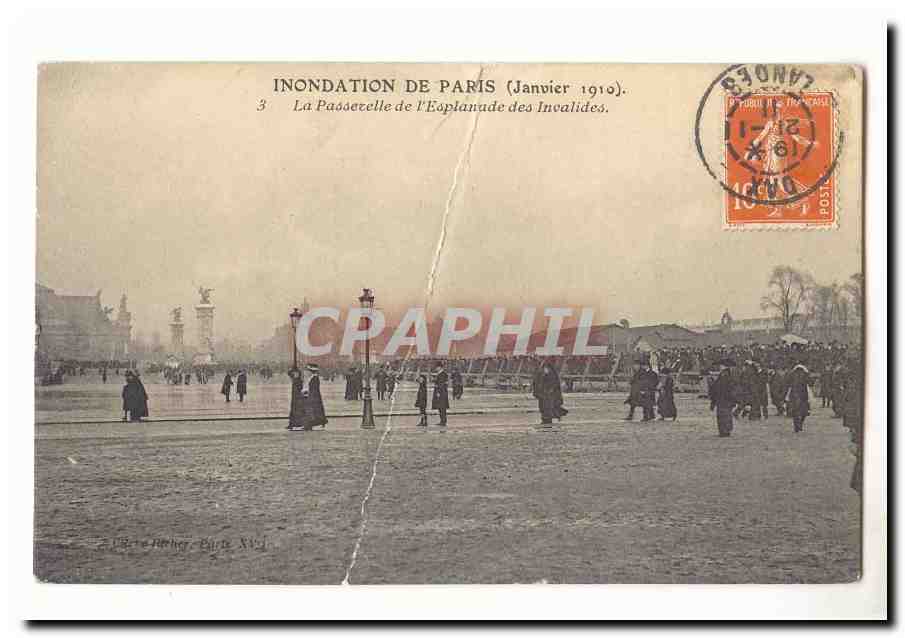 Paris (16eme) CPA Inondations La passerelle de l'esplanade des invalides