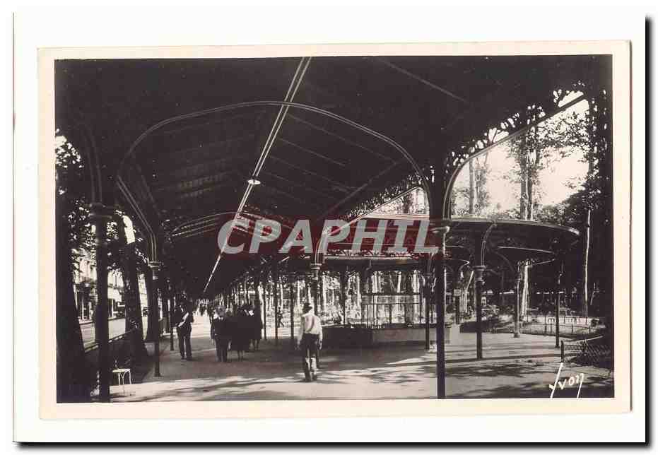 Vichy CPA les allees couvertes du parc des sources