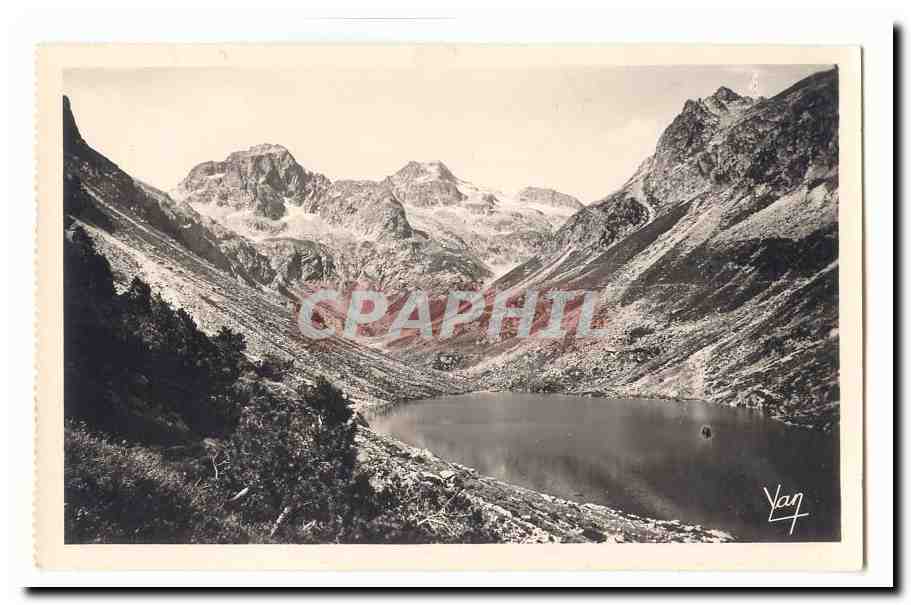 Lac dans les montagnes enneigées — vue panoramique — Yan