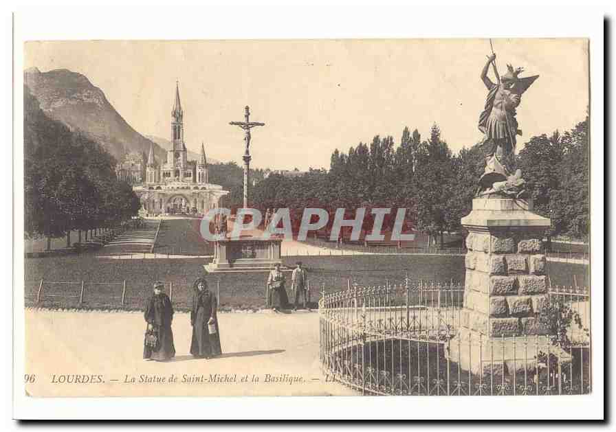 Lourdes CPA La statue de Saint Michel et la basilique
