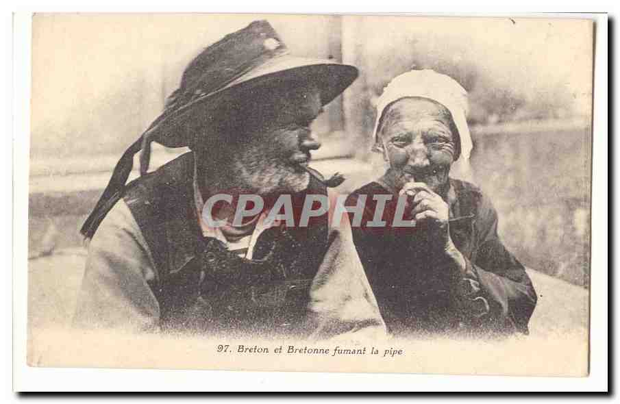 CPA Breton et bretonne fumant sa pipe