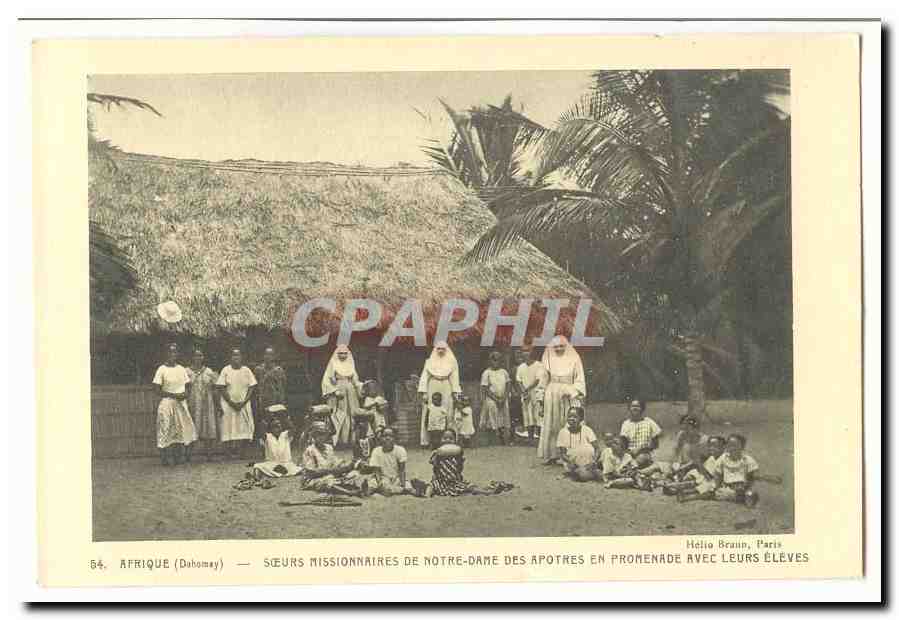Afrique (Dahomay) — Sœurs missionnaires de Notre-Dame des Apôtres en promenade avec leurs élèves — Heljo Bruin, Paris