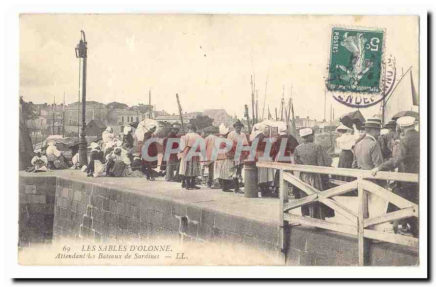 Les Sables d'Olonne CPA Attendant les bateaux de sardines