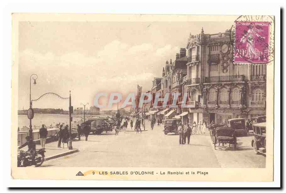 Les Sables d´Olonne CPA Le remblai et la plage
