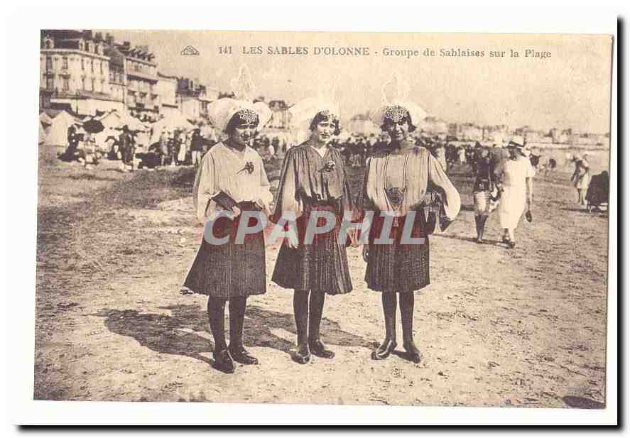 Les Sables d´Olonne CPA Groupe de Sabalaises sur la plage (coiffe costume folklore)