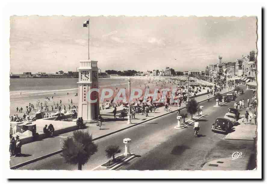 Les Sables d´Olonne CPA La Tour de l'horloge et la plage