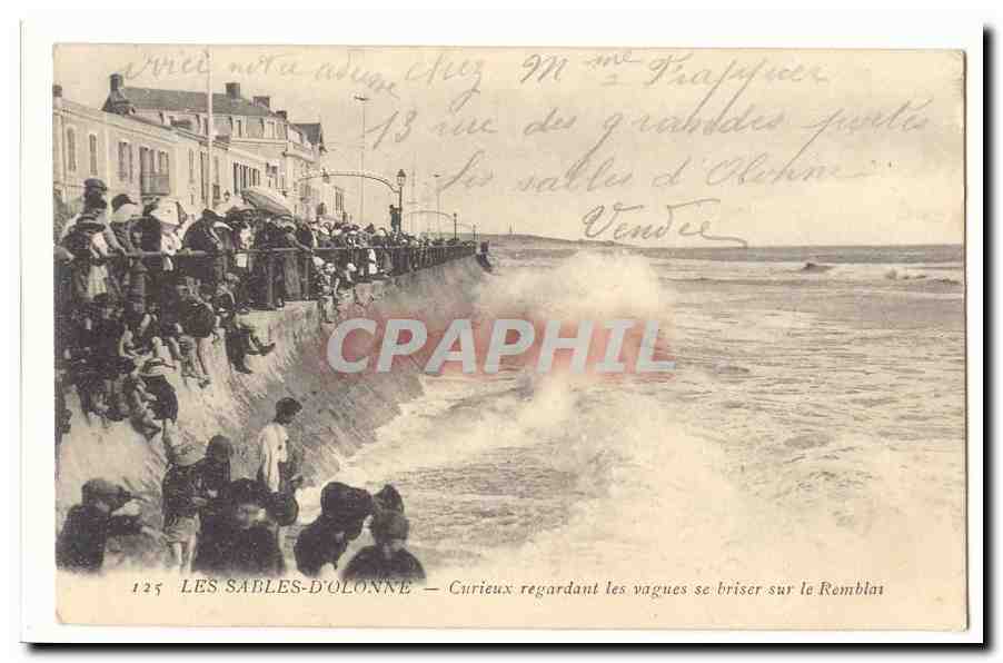 Les Sables-d'Olonne — Curieux regardant les vagues se briser sur le Remblai — n°125