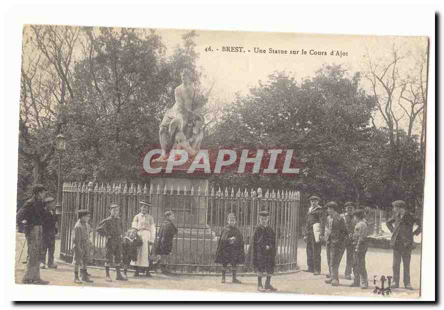 Brest CP Une statue sur le Cours D'ajot (enfats tres animee)