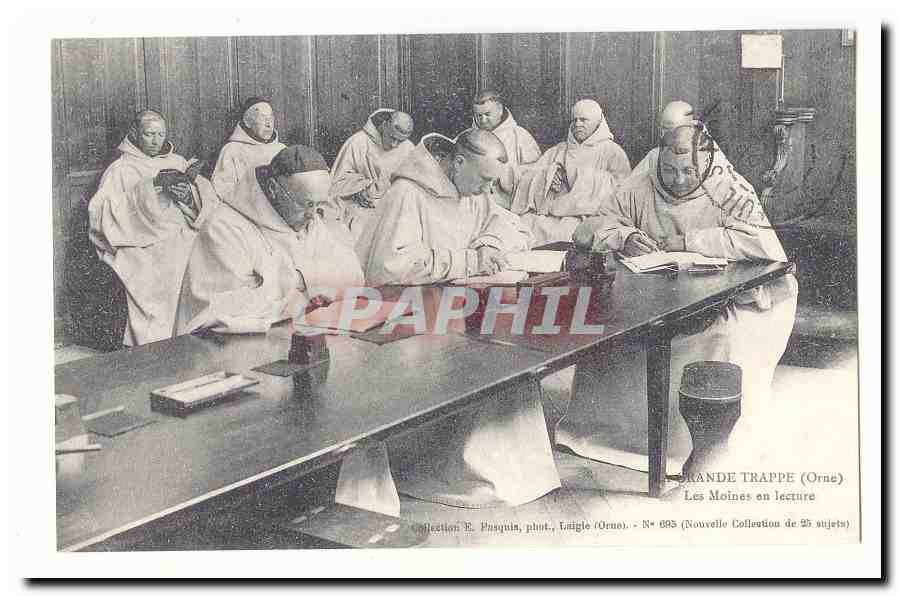 Grande Trappe CPA Les moines en lecture (reproduction)