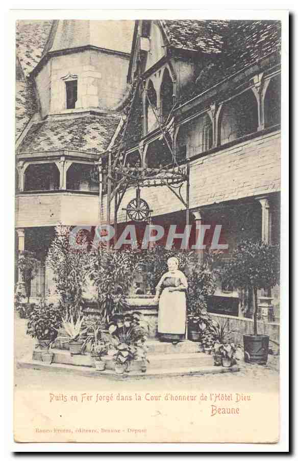 Beaune CPA Puits en fer forge dans al cour d'honneur de l'hotel Dieu