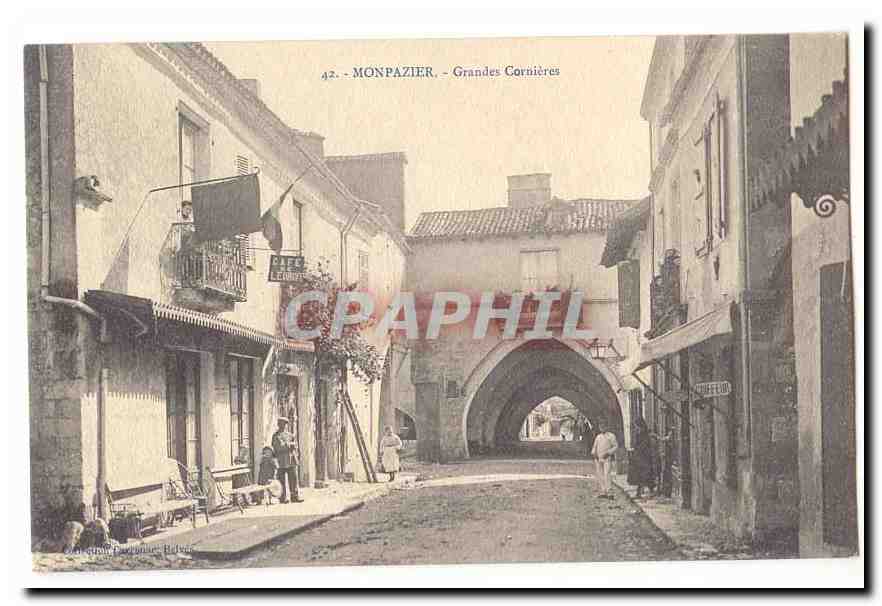Monpazier - Grandes Cornières — vue de la rue avec arc et bâtiments