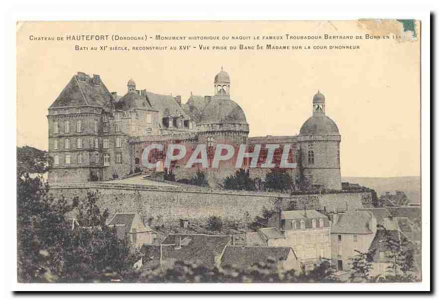 Château de Hautefort (Dordogne) — Historisches Denkmal, wo der berühmte Troubadour Bertrand de Born geboren wurde — Ausblick vom Bankett der Madame auf den Ehrenhof