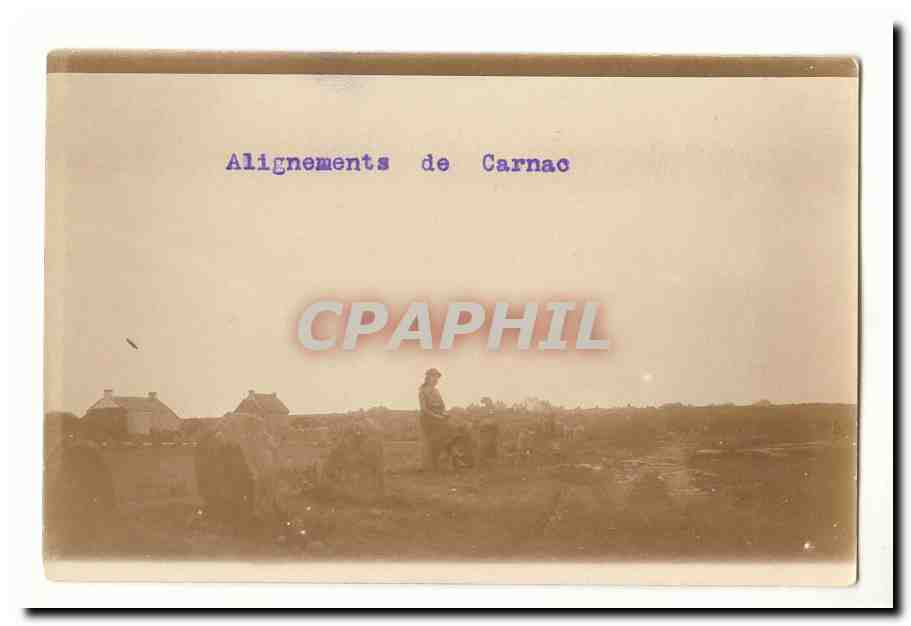Alignements de Carnac — vue panoramique avec un homme au premier plan — CPAPHIL