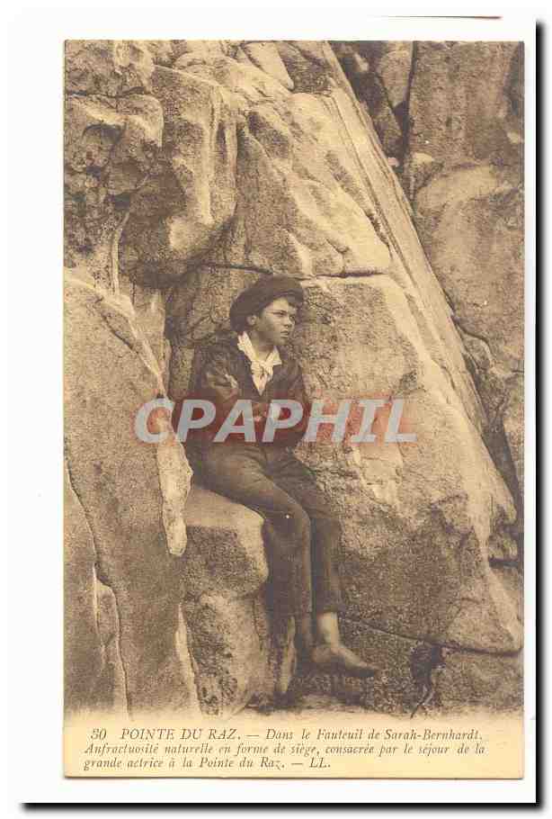 Pointe du Raz CPA Dans le fauteuil de SArah Bernhardt (enfant)