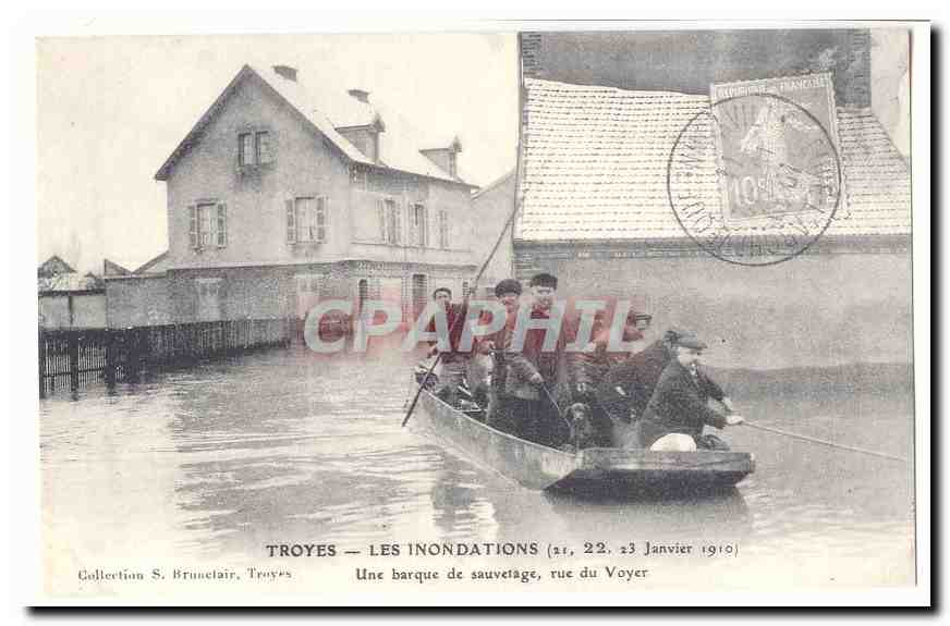 REPRODUCTION Troyes Les inondations 22 23 janvier 1910 une barque de sauvetage rue du Voyer