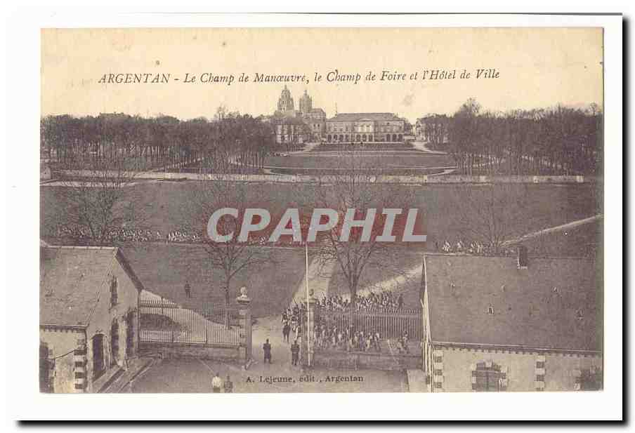 Argentan CPA Le champ de manoeuvre le champ de foire et l'hotel de ville (soldats militaria regiment)