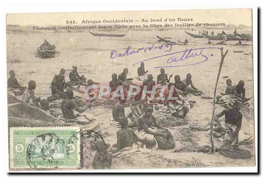Afrique Occidentale — Au bord d'un fleuve — Pêcheurs confectionnant leurs filets avec la fibre des feuilles de rhoniers — Collection générale Pautler, Dakar
