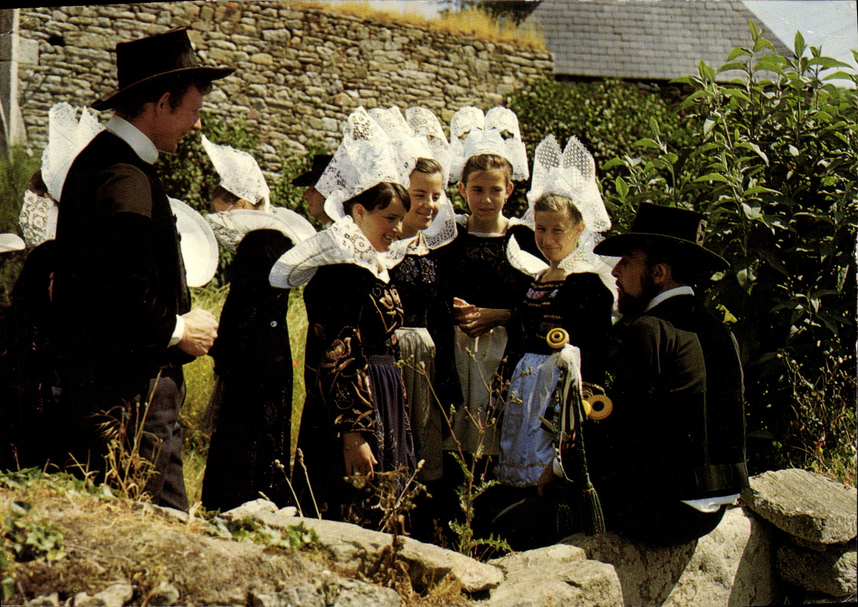 CPSM costumes de la Forêt Fouesnant Bleuniou Kignez Fleur de cerisiers