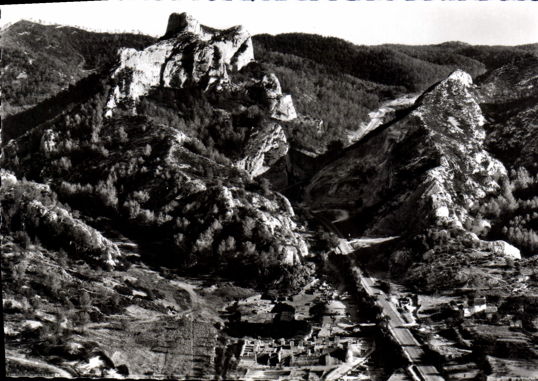 Saint-Rémy-de-Provence — Vue aérienne sur le Glanum et les Alpilles — Éditions Magenta, Lyon