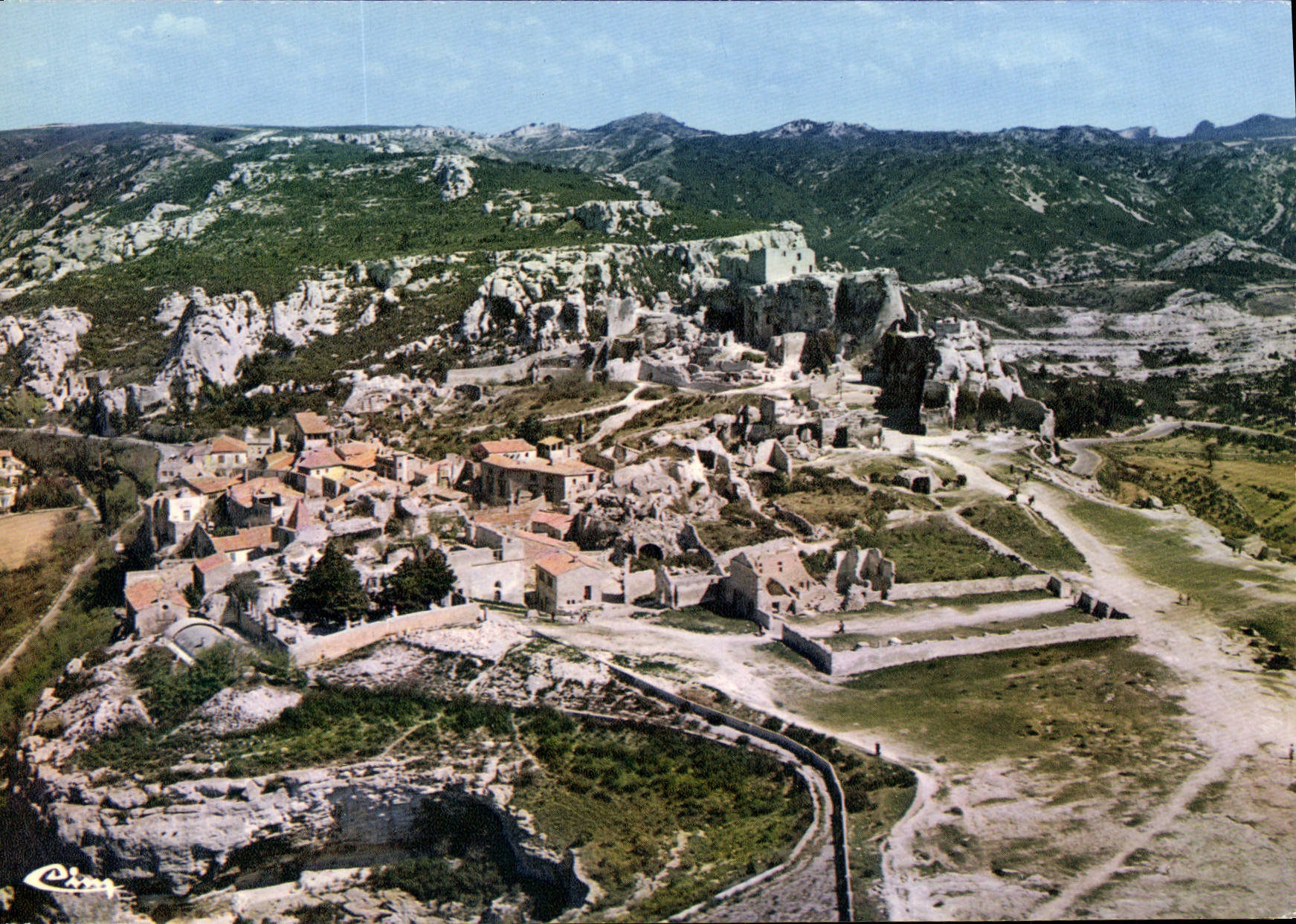 Les Baux-de-Provence — Vista general aérea sobre las ruinas del castillo (siglo XI) — Editor Combier
