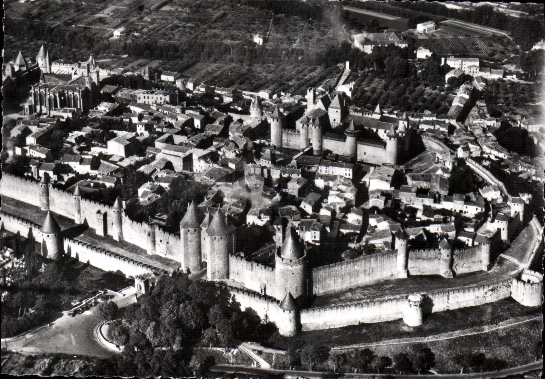 CPM Carcassonne Vue Des Remparts De La Cite
