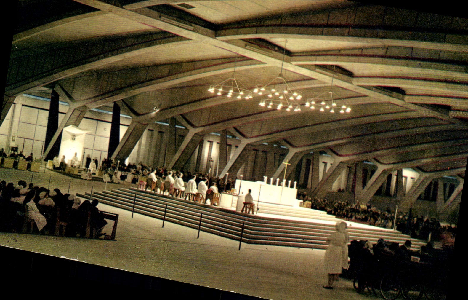 Lourdes - Messe Pontificale à la Basilique - Architectes Pierre Vago et André Le Donne - Anverso