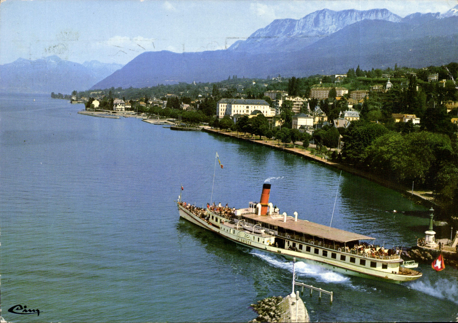 Évian-les-Bains — Vue aérienne de 'La Suisse' sortant du port — Cimcolor