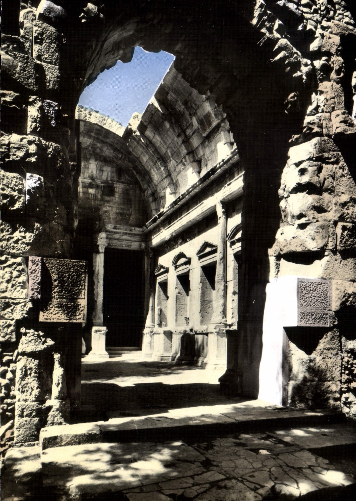 Nîmes (Gard) — Jardins de la Fontaine, Le Temple de Diane — Éditions Lyon-Villeurbanne