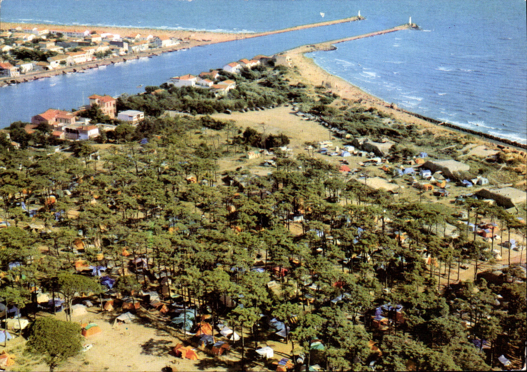 L'Embouchure de l'Hérault et le Camping de la Tamarissière — vue aérienne — Éditions des Frères Lumières, Lyon