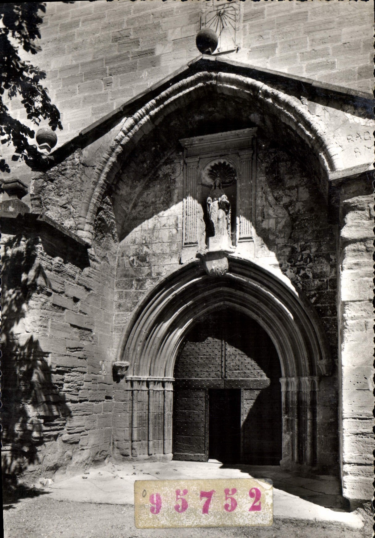 Caromb (Vaucluse) — Porche de l'Église — Éditions S.L. 157, Av. des Frères Lumière, Lyon