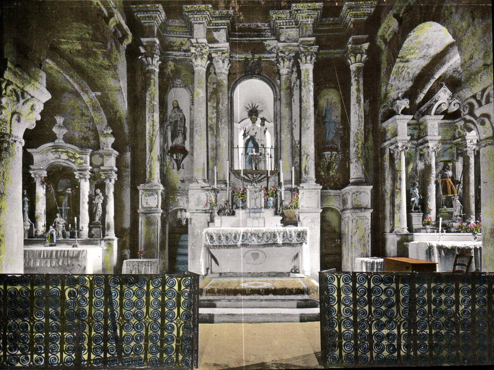 CPM Coustouges Interieur de l'Eglise Romane l'Abside