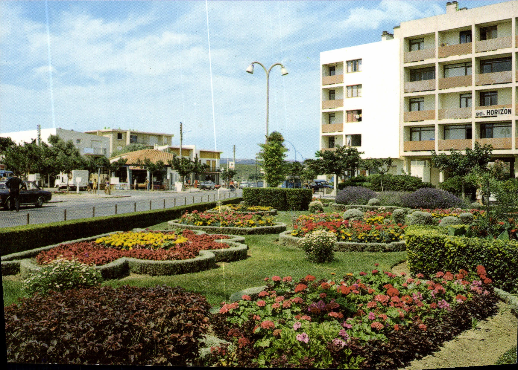 CPM Narbonne Plage Coup d'Oeil sur les Jardins Fleuris du Boulevard Central