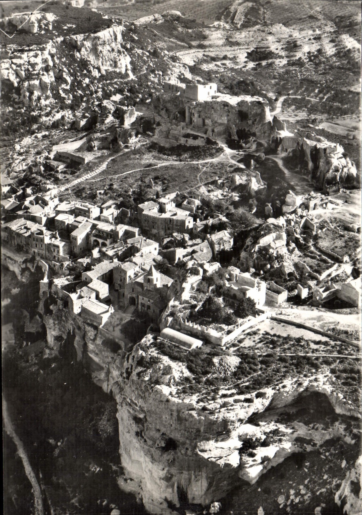 Moderne ansichtkaart Aanzicht van Rocher en het dorp Les Baux De Provence vanuit de lucht