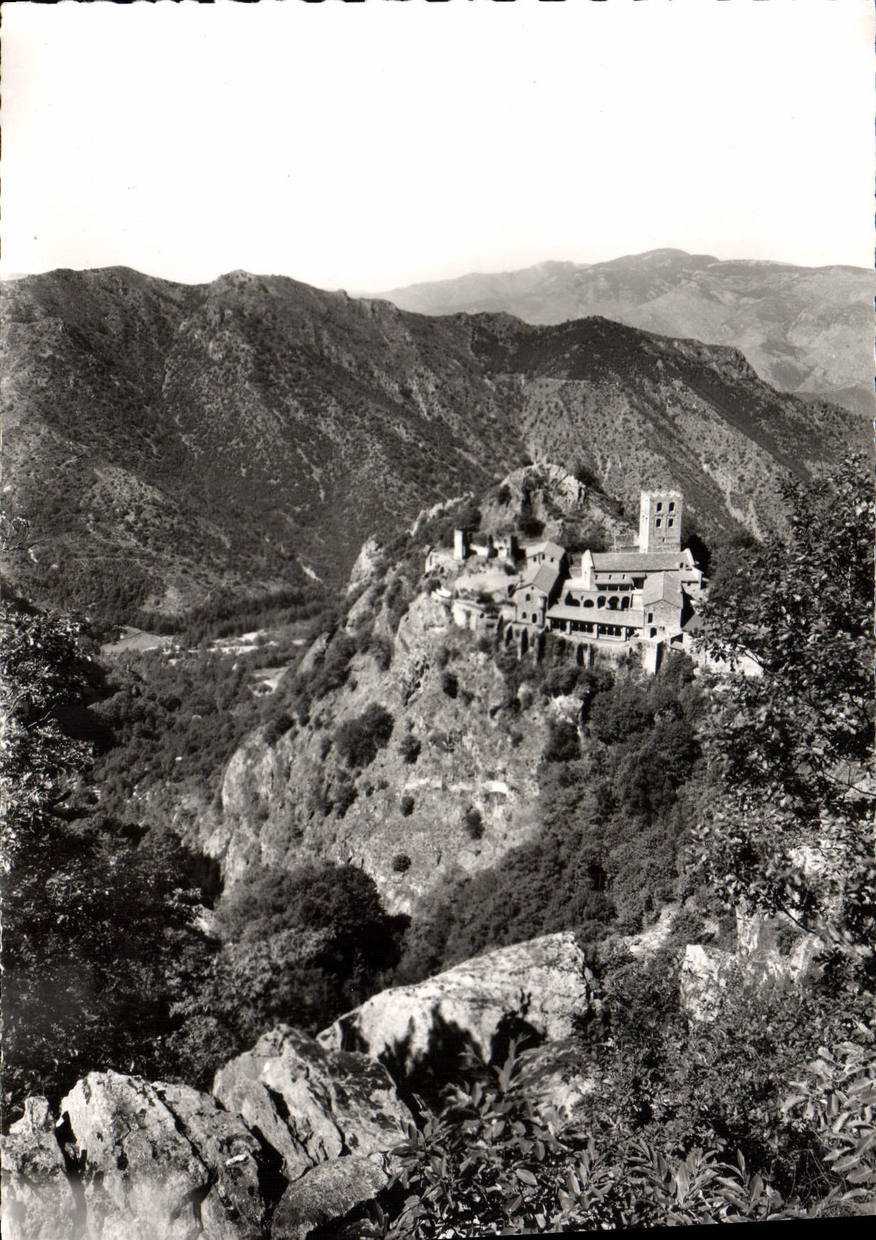 CPM Le Roussillon Abbaye de Saint Martin du Canigou vue Generale