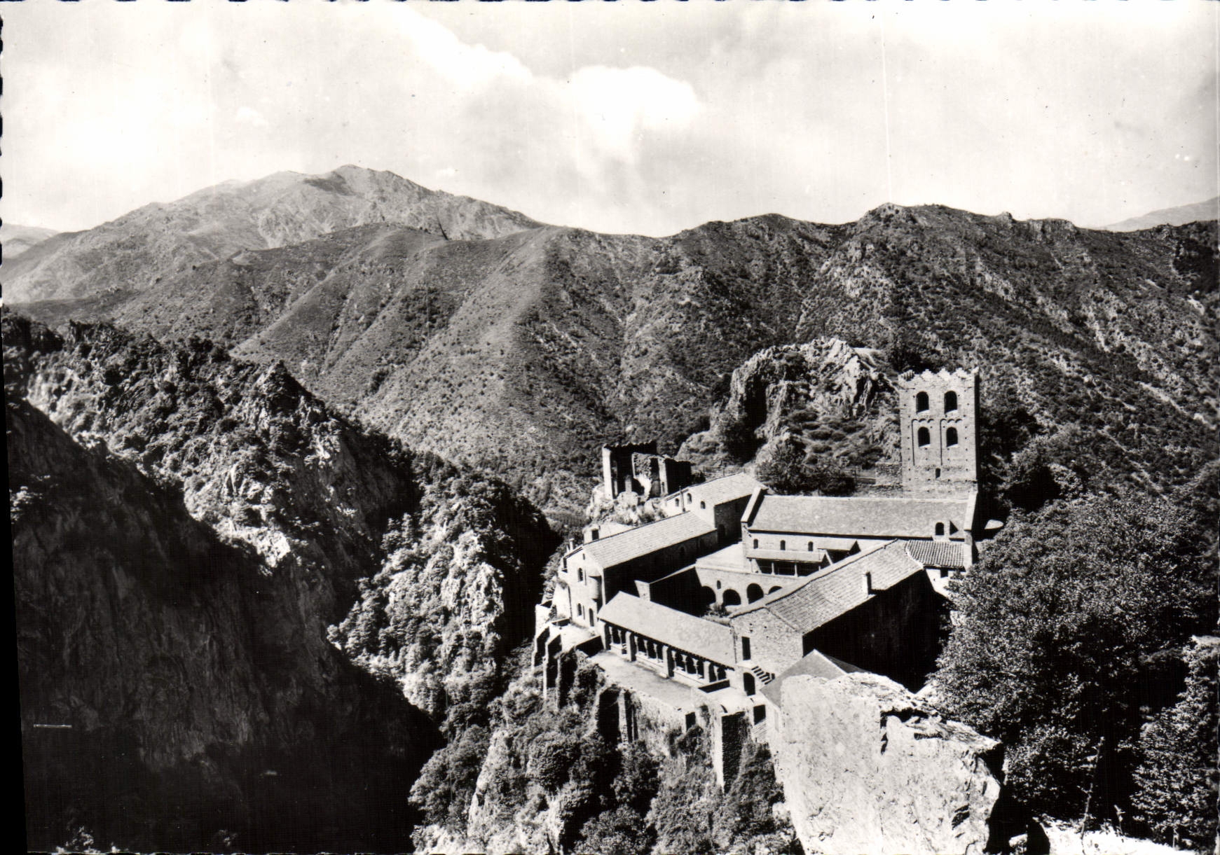 CPM Saint Martin du Canigou Vue generale de l'Abbaye