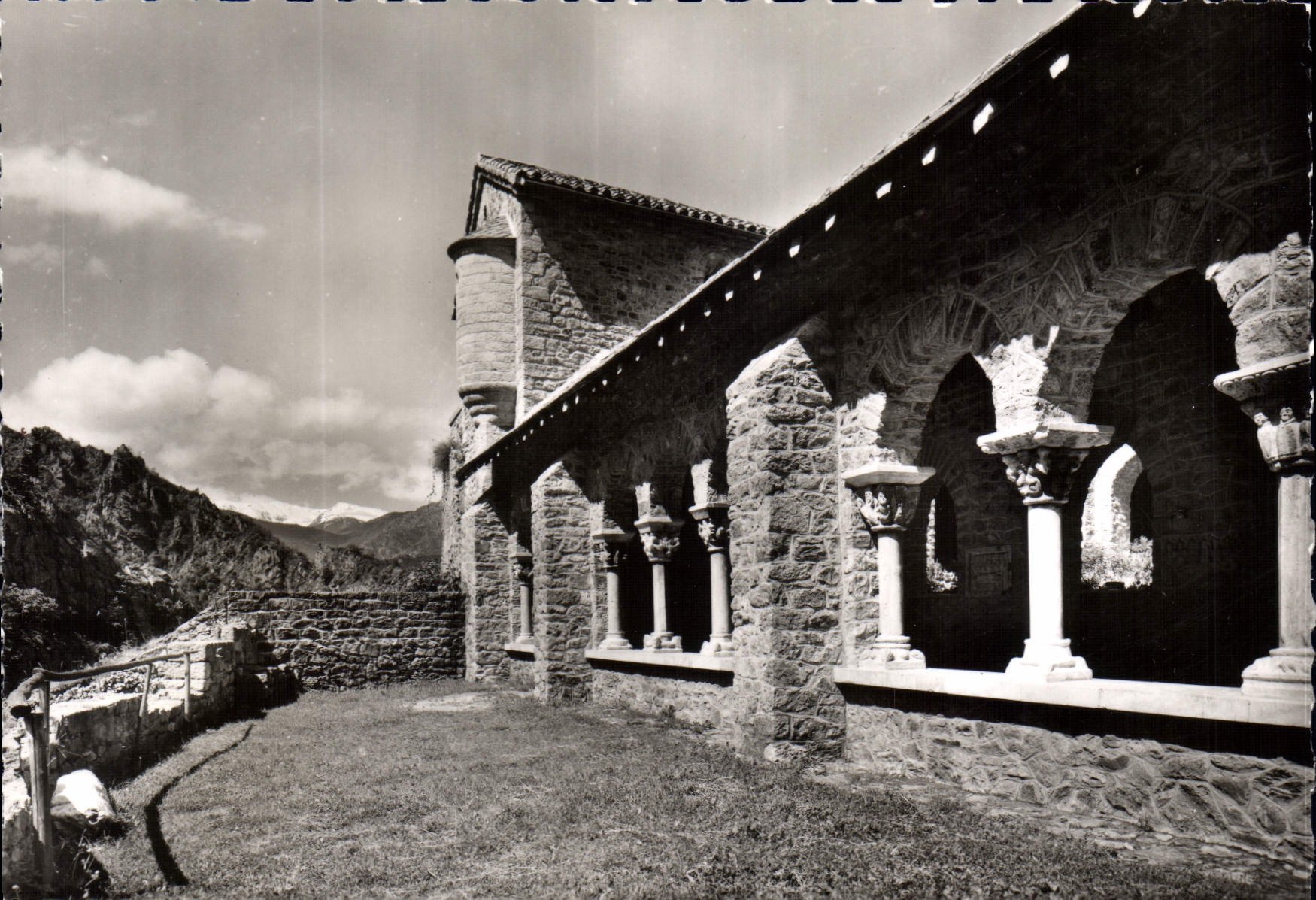 CPM St Martin Du Canigou Le Cloitre dans le found la chaine des Pyrenees enneigees