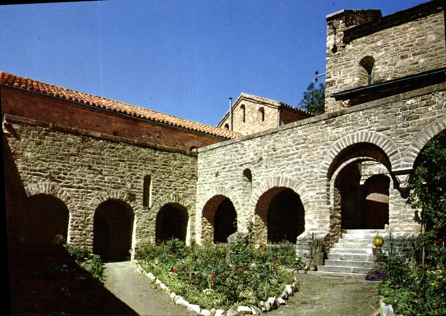 CPM Le Roussillon Abbaye De St Martin Du Canigou Le Cloitre