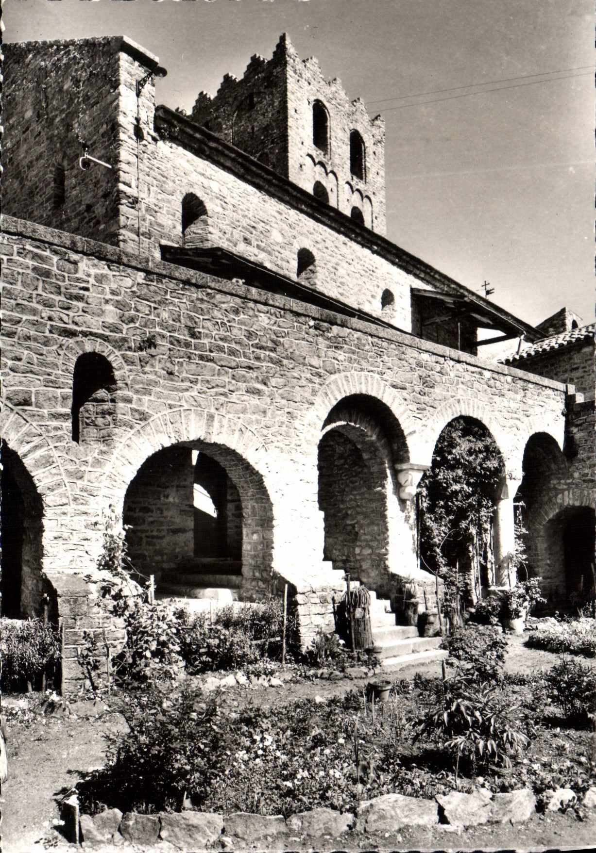 CPM Le Roussillon Abbaye De St Martin Du Canigou Le Cloitre et le Clocher