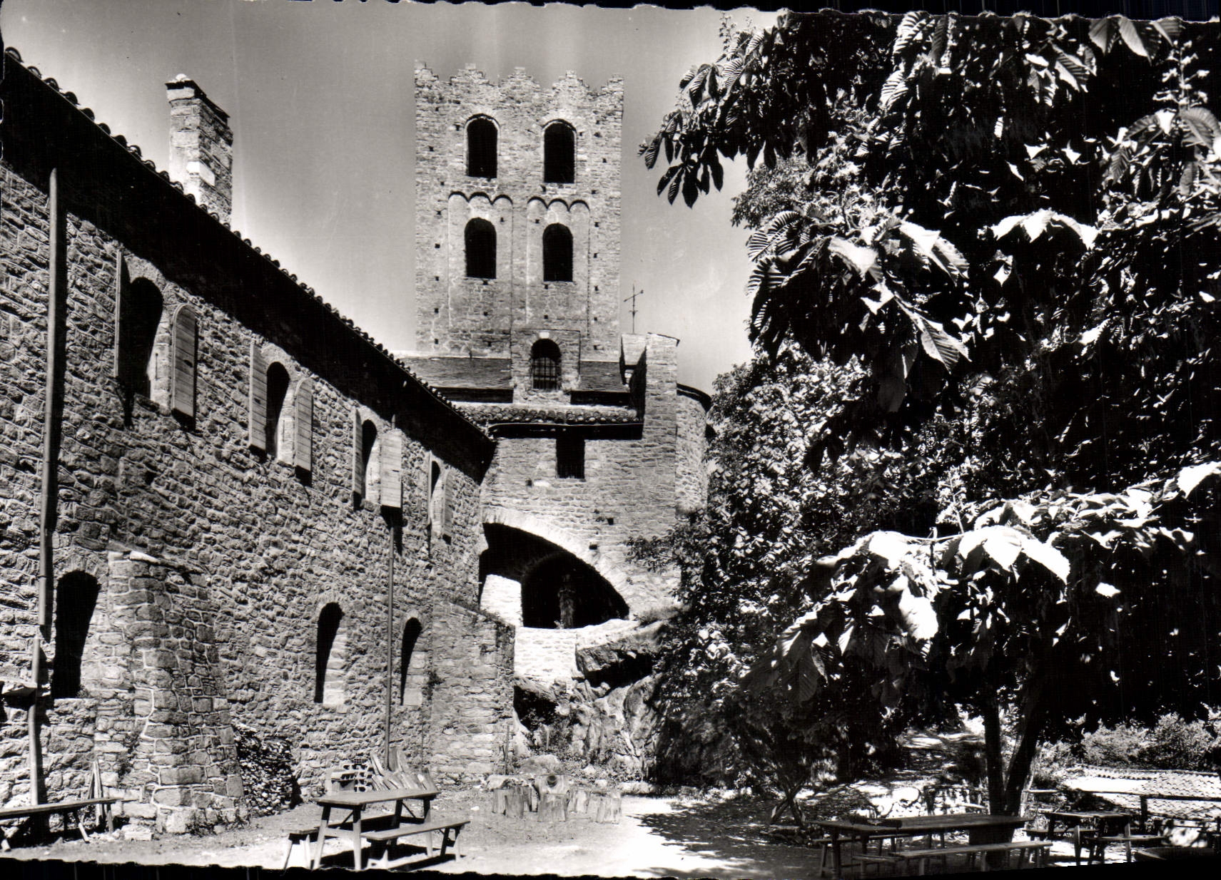 CPM Le Roussillon Abbaye De St Martin Du Canigou Le Cloitre et le Clocher
