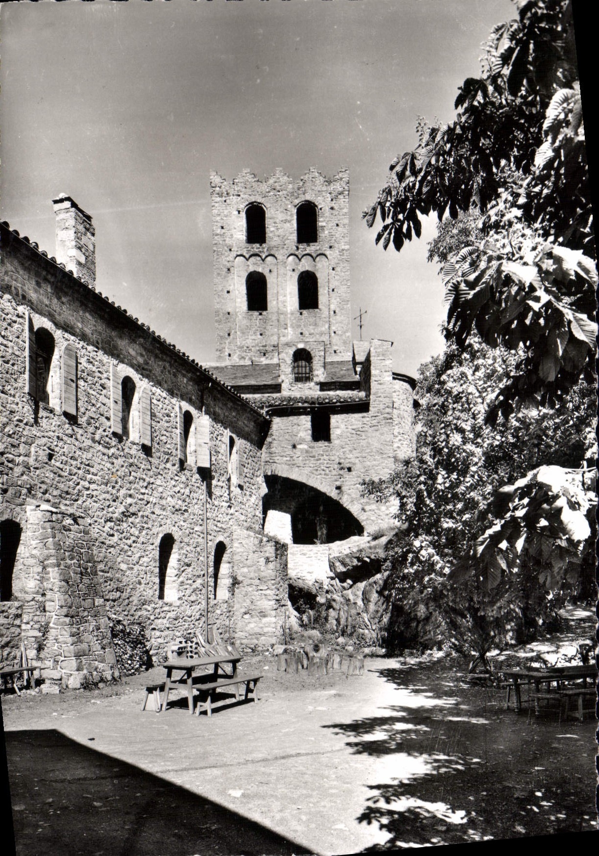 CPM Le Roussillon Abbaye De St Martin Du Canigou La Cour et le Clocher