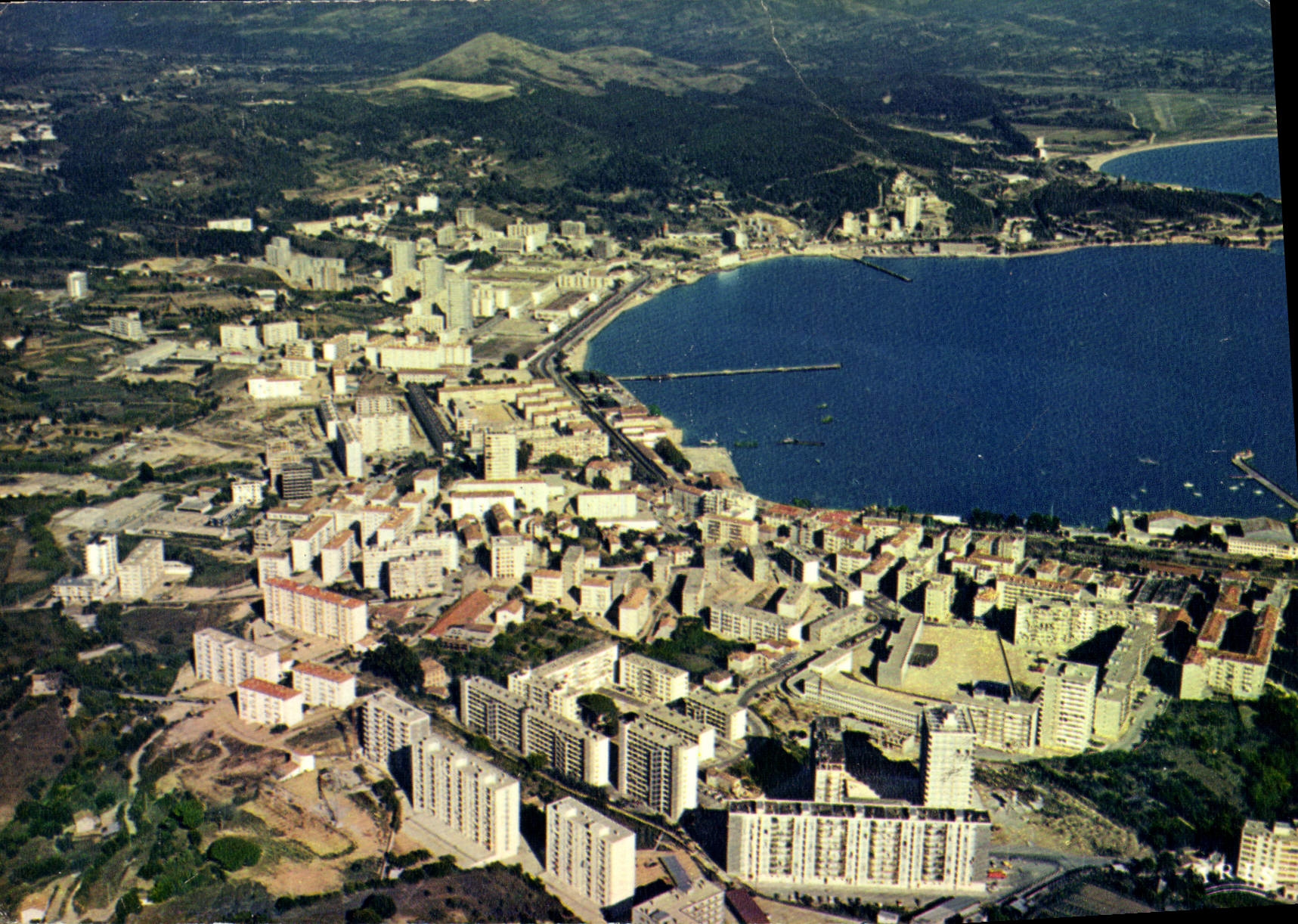Ajaccio — Les Nouveaux Quartiers (Les Palmiers - Les Monts-Saint-Jean) dominant le golfe — Éditeur Iris Mexichrome, n° 20.999.277