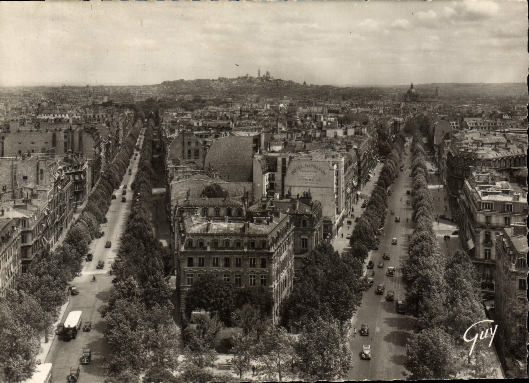 Avenues Hoche et Friedland — A l'arrière plan la butte Montmartre — Éd. André Leconte, Paris