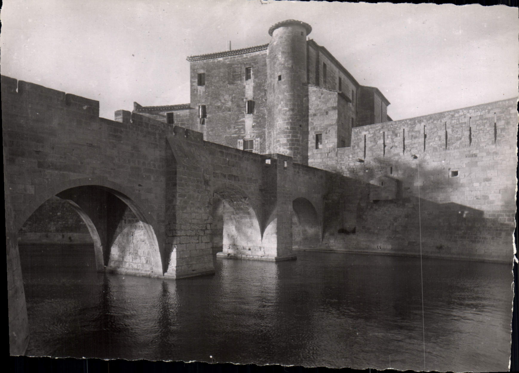 Aigues-Mortes (Gard) — Vista de los muros, torre y edificios aduaneros
