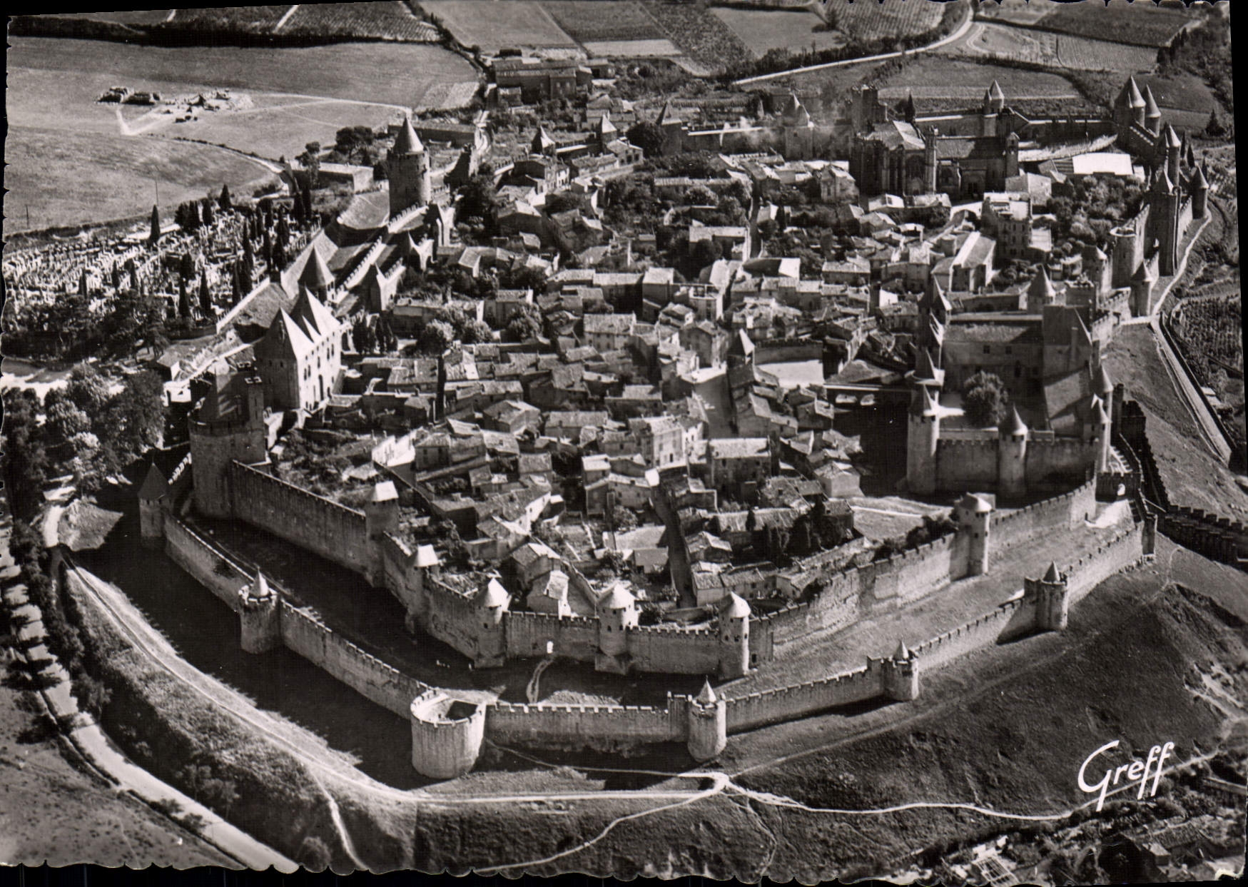 CPM En Languedoc Carcassonne Vue aérienne Ensemble De La Cite