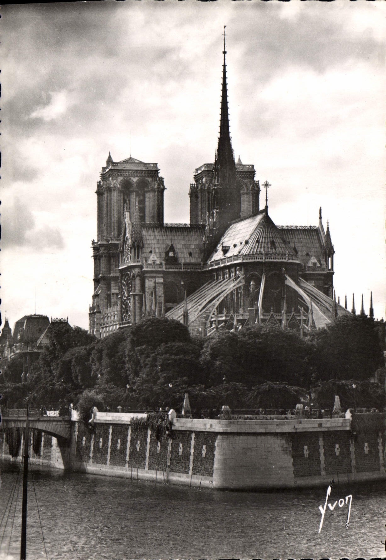 Notre-Dame de París — vista desde la Sena — Yvong