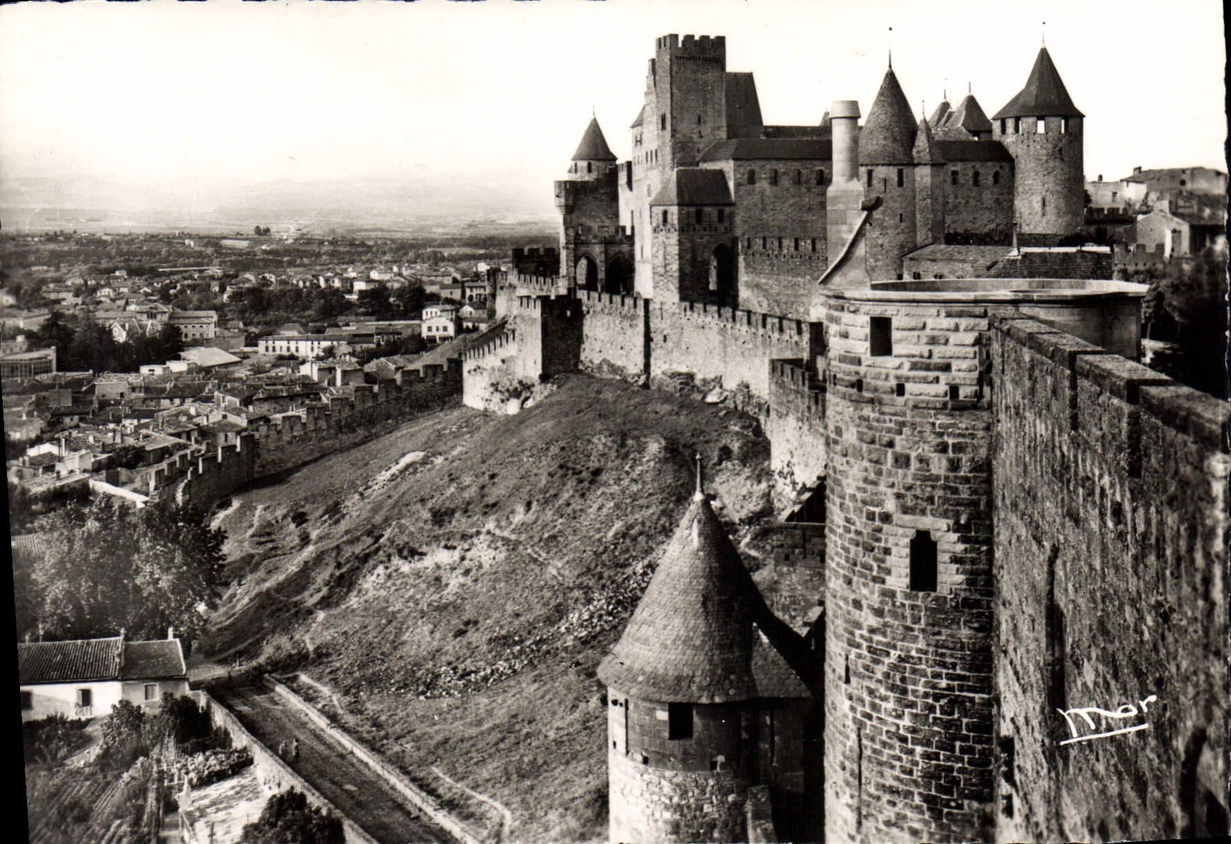 CPM Carcassonne Chateau Comtal Et Tour Sarrazine